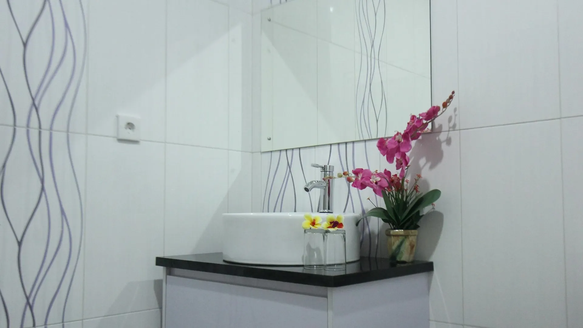 Tom Guest House Legian  3*, Legian (Bali)
