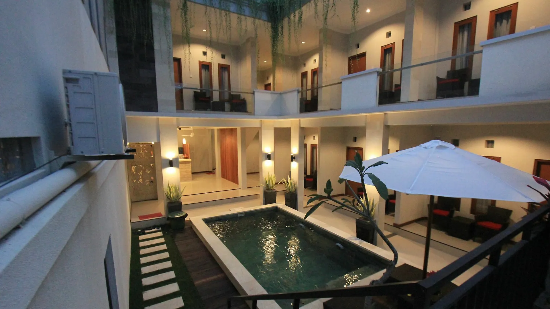 Tom Guest House Legian  3*, Legian (Bali)